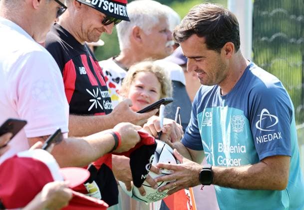 GER, Trainingslager Bayer 04 Leverkusen - Blankenhain 03.08.2026, Blankenhain, GER, Saison 2026 2027, 1.Bundesliga, Bayer 04 Leverkusen - Trainingslager im Bild Trainer Carles Martinez (Leverkusen) schreibt Autogramme DFL regulations prohibit any use of photographs as image sequences and or quasi-video *** GER, Bayer 04 Leverkusen Training Camp in Blankenhain, August 3, 2026, Blankenhain, GER, 2026–2027 Season, Bundesliga 1, Bayer 04 Leverkusen Training Camp in Pictures: Coach Carles Martinez of Leverkusen Signs Autographs. DFL regulations prohibit any use of photographs as image sequences and or quasi-video.