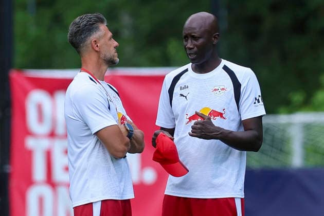 Trainer Martin Demichelis (RB Leipzig) und Teammanager Babacar N Diaye (RB Leipzig) unterhalten sich, Tag 2, Trainingslager RB Leipzig, Gut Brandlhof am 03. August 2026 in Saalfelden, Österreich. (Foto von Marco Steinbrenner DeFodi Images) Trainer Martin Demichelis (RB Leipzig) und Teammanager Babacar N Diaye (RB Leipzig) talk together, Tag 2, Trainingslager RB Leipzig, Gut Brandlhof, August 3, 2026 in Saalfelden, Austria. (Photo by Marco Steinbrenner DeFodi Images) - *** Coach Martin Demichelis of RB Leipzig and team manager Babacar N. Diaye of RB Leipzig are talking, Day 2, RB Leipzig training camp, Gut Brandlhof on August 3, 2026, in Saalfelden, Austria. Photo by Marco Steinbrenner, DeFodi Images. Coach Martin Demichelis of RB Leipzig and team manager Babacar N. Diaye of RB Leipzig are talking, Day 2, RB Leipzig training camp, Gut Brandlhof, August 3, 2026, in Saalfelden, Austria. Photo by Marco Steinbrenner, DeFodi Images