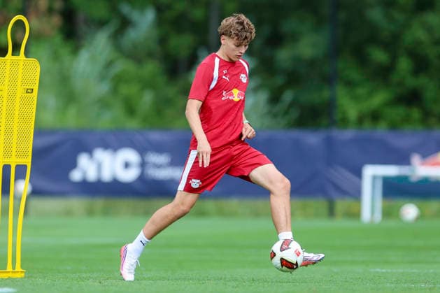 Benno Kaltefleiter (RB Leipzig) kontrolliert den Ball, Tag 2, Trainingslager RB Leipzig, Gut Brandlhof am 03. August 2026 in Saalfelden, Österreich. (Foto von Marco Steinbrenner DeFodi Images) Benno Kaltefleiter (RB Leipzig) controls the ball, Tag 2, Trainingslager RB Leipzig, Gut Brandlhof, August 3, 2026 in Saalfelden, Austria. (Photo by Marco Steinbrenner DeFodi Images) - *** Benno Kaltefleiter of RB Leipzig controls the ball, Day 2, RB Leipzig training camp, Gut Brandlhof on August 3, 2026, in Saalfelden, Austria. Photo by Marco Steinbrenner, DeFodi Images. Benno Kaltefleiter of RB Leipzig controls the ball, Day 2, RB Leipzig training camp, Gut Brandlhof, August 3, 2026, in Saalfelden, Austria. Photo by Marco Steinbrenner, DeFodi Images