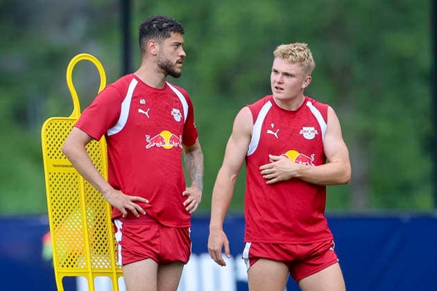 Romulo Cardoso (RB Leipzig) und Conrad Harder (RB Leipzig) unterhalten sich, Tag 2, Trainingslager RB Leipzig, Gut Brandlhof am 03. August 2026 in Saalfelden, Österreich. (Foto von Marco Steinbrenner DeFodi Images) Romulo Cardoso (RB Leipzig) und Conrad Harder (RB Leipzig) talk together, Tag 2, Trainingslager RB Leipzig, Gut Brandlhof, August 3, 2026 in Saalfelden, Austria. (Photo by Marco Steinbrenner DeFodi Images) - *** Romulo Cardoso (RB Leipzig) and Conrad Harder (RB Leipzig) are talking, Day 2, RB Leipzig training camp, Gut Brandlhof on August 3, 2026, in Saalfelden, Austria. Photo by Marco Steinbrenner, DeFodi Images. Romulo Cardoso (RB Leipzig) and Conrad Harder (RB Leipzig) are talking, Day 2, RB Leipzig training camp, Gut Brandlhof, August 3, 2026, in Saalfelden, Austria. Photo by Marco Steinbrenner, DeFodi Images