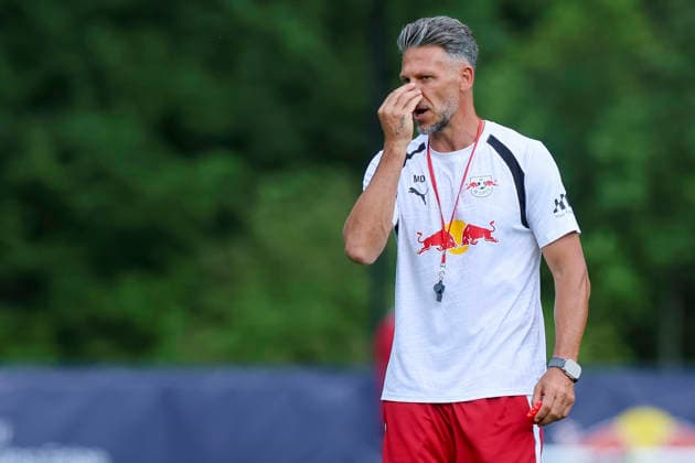 Trainer Martin Demichelis (RB Leipzig) gestikuliert, Tag 2, Trainingslager RB Leipzig, Gut Brandlhof am 03. August 2026 in Saalfelden, Österreich. (Foto von Marco Steinbrenner DeFodi Images) Trainer Martin Demichelis (RB Leipzig) gestures, Tag 2, Trainingslager RB Leipzig, Gut Brandlhof, August 3, 2026 in Saalfelden, Austria. (Photo by Marco Steinbrenner DeFodi Images) - *** RB Leipzig Coach Martin Demichelis gestures, Day 2, RB Leipzig training camp, Gut Brandlhof on August 3, 2026, in Saalfelden, Austria. Photo by Marco Steinbrenner, DeFodi Images. RB Leipzig Coach Martin Demichelis gestures, Day 2, RB Leipzig training camp, Gut Brandlhof, August 3, 2026, in Saalfelden, Austria. Photo by Marco Steinbrenner, DeFodi Images