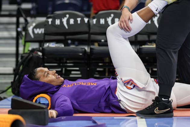 CHICAGO, USA - August 3: Alyssa Thomas (25 Phoenix Mercury) receives medical treatment before the WNBA, Basketball Damen, USA game between the Chicago Sky and Phoenix Mercury at Wintrust Arena on Monday, August 3 in Chicago, USA  Copyright: xShainaxBenhiyoun SPPx Sportspressphoto_SPR200267