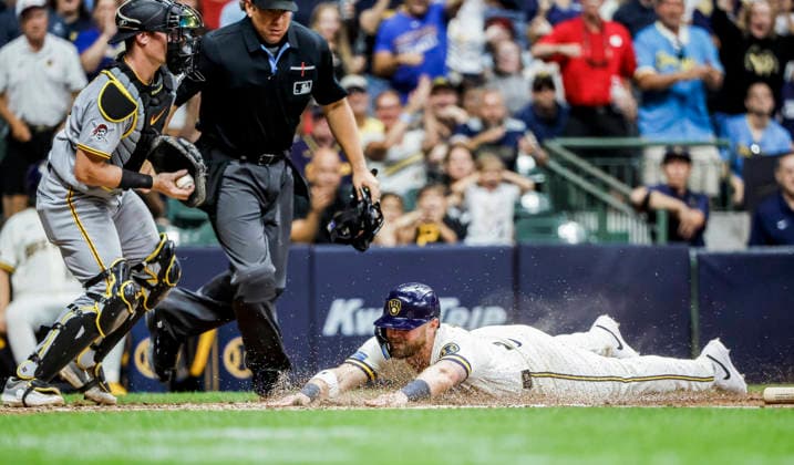 home plate umpire John Libka (C) watches as Milwaukee Brewers right fielder Jake Bauers scores in front of Pittsburgh Pirates catcher Henry Davis (L) in the sixth inning of the MLB, Baseball Herren, USA game between the Pittsburgh Pirates and the Milwaukee Brewers at American Family Field in Milwaukee, Wisconsin on Monday, August 3, 2026.  MIL20260803823 TANNENxMAURY