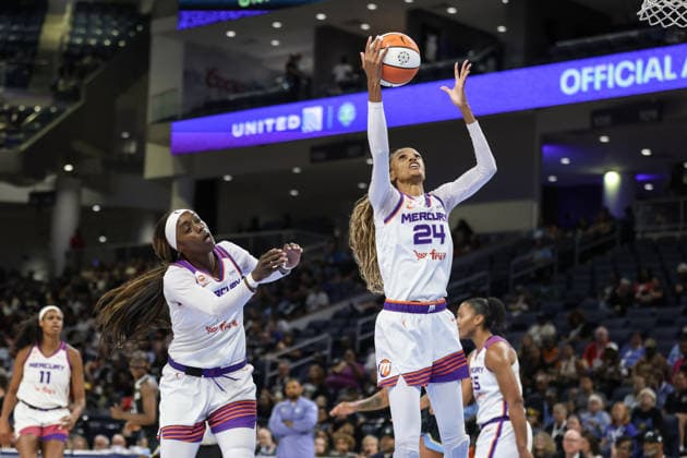 CHICAGO, USA - August 3: DeWanna Bonner (24 Phoenix Mercury) grabs the rebound during the WNBA, Basketball Damen, USA game between the Chicago Sky and Phoenix Mercury at Wintrust Arena on Monday, August 3 in Chicago, USA  Copyright: xShainaxBenhiyoun SPPx Sportspressphoto_SPR200288