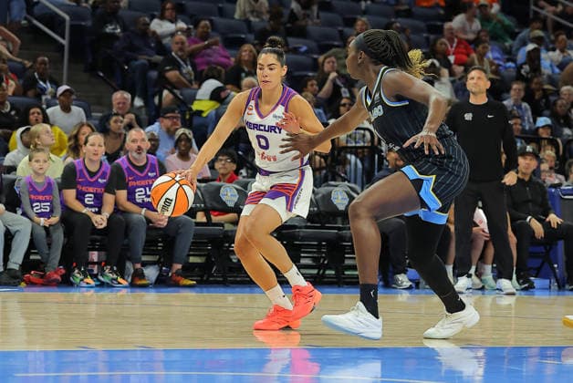 CHICAGO, IL - AUGUST 03: Elizabeth Williams 1 of the Chicago Sky guards Kelsey Plum 0 of the Phoenix Mercury during the first half on August 3, 2026 at Winturst Arena in Chicago, Illinois. (Photo by Melissa Tamez Icon Sportswire) WNBA, Basketball Damen, USA AUG 03 Phoenix Mercury at Chicago Sky EDITORIAL USE ONLY Icon260803007