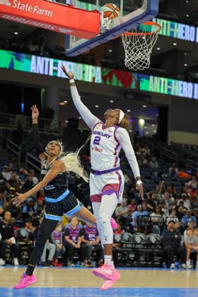 CHICAGO, IL - AUGUST 03: Kahleah Copper 2 of the Phoenix Mercury drives to the basket for a layup past DiJonai Carrington 7 of the Chicago Sky during the first half on August 3, 2026 at Winturst Arena in Chicago, Illinois. (Photo by Melissa Tamez Icon Sportswire) WNBA, Basketball Damen, USA AUG 03 Phoenix Mercury at Chicago Sky EDITORIAL USE ONLY Icon260803013