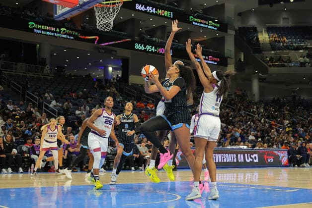 CHICAGO, IL - AUGUST 03: Kamilla Cardoso 10 of the Chicago Sky drives to the basket for a layup during the second half against the Phoenix Mercury on August 3, 2026 at Winturst Arena in Chicago, Illinois. (Photo by Melissa Tamez Icon Sportswire) WNBA, Basketball Damen, USA AUG 03 Phoenix Mercury at Chicago Sky EDITORIAL USE ONLY Icon260803035