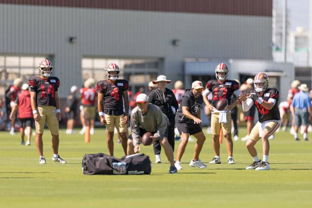 NFL, American Football Herren, USA San Francisco 49ers Training Camp Aug 3, 2026; Santa Clara, California, USA; (l to r) San Francisco 49ers quarterbacks Kurtis Rourke (14) , Adrian Martinez (4) , Brock Purdy (13) and Mac Jones (10) train with coaches during Training Camp at the SAP Performance Center next to Levi™s Stadium. Mandatory Credit: Stan Szeto - Image of Santa Clara California USA EDITORIAL USE ONLY Copyright: xStanxSzetox StanxSzetox iosphotos416933