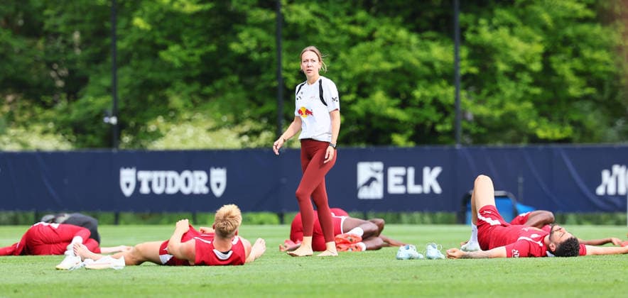 RB Leipzig - AUT Trainingslager Bundesliga Saalfelden, 03.08.2026, Gut Brandlhof, Fussball, Bundesliga, GER , RB Leipzig - Trainingslager in Saalfelden am Steinernen Meer AUT. , Im Bild: Yogaübungen der Mannschaft unter Anleitung von Julia C. Woellner (RB Yoga Performance Managerin) , *** RB Leipzig (AUT) Training Camp, Bundesliga, Saalfelden, August 3, 2026, Gut Brandlhof, Soccer, Bundesliga, GER, RB Leipzig training camp in Saalfelden am Steinernen Meer (AUT), Pictured: The team doing yoga exercises under the guidance of Julia C. Woellner, RB Yoga Performance Manager, Picture Point