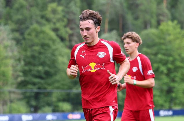 RB Leipzig - AUT Trainingslager Bundesliga Saalfelden, 03.08.2026, Gut Brandlhof, Fussball, Bundesliga, GER , RB Leipzig - Trainingslager in Saalfelden am Steinernen Meer AUT. , Im Bild: Rocco Reitz (20, RB Leipzig) vor Benno Kaltefleiter (37, RB Leipzig) , *** RB Leipzig (AUT) Training Camp, Bundesliga, Saalfelden, August 3, 2026, Gut Brandlhof, Soccer, Bundesliga, GER, RB Leipzig training camp in Saalfelden am Steinernen Meer, AUT, Pictured: Rocco Reitz, 20, RB Leipzig, in front of Benno Kaltefleiter, 37, RB Leipzig, Picture Point