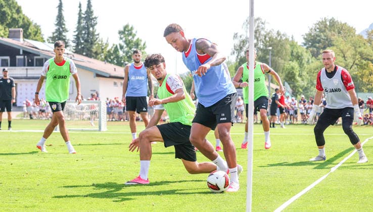 04.08.2026, Deutschland, Grassau, Fußball Bundesliga, Saison 2026 2027, Trainingslager VfB Stuttgart, v.l. Ertugrul Yigit, Nikolas Nartey *** August 4, 2026, Germany, Grassau, Bundesliga, 2026–2027 season, VfB Stuttgart training camp, from left: Ertugrul Yigit, Nikolas Nartey