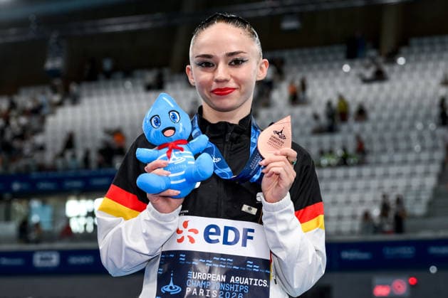 Klara Bleyer of Germany shows the bronze medal after competing in the artistic swimming Solo Tech Women Final during the European Aquatics Championships at the Olympic Aquatic Center in Paris (France), August 4, 2026. Andrea Staccioli