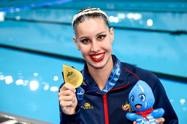 Iris Tio Casas of Spain shows the gold medal after competing in the artistic swimming Solo Tech Women Final during the European Aquatics Championships at the Olympic Aquatic Center in Paris (France), August 4, 2026. Andrea Staccioli