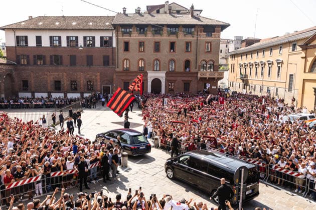 IPA87229647 - Milan: Franco Baresi™s Funeral at the Basilica of Sant™Ambrogio In the photo: the arrival of the casket  Copyright: xFrancescoxEnriquezx xPoolxEnriquezxPiaggesix 0863317615st