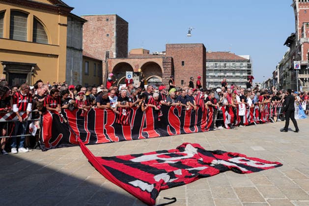News - Funeral of Franco Baresi Milan fans at the funeral of Franco Baresi during Funeral of Franco Baresi, News in Milan, Italy, August 04 2026 Milan Basilica of Sant Ambrogio Italy Copyright: xRobertaxCorradinx xLiveMediax 0863317684st