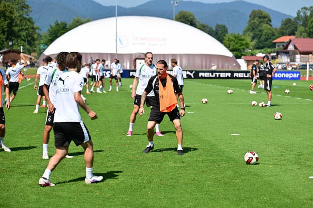 04.08.2026; Rottach-Egern; Fussball, Herren, Saison 2026 2027, Trainingslager Borussia Moenchengladbach Eugen Polanski (Trainer Gladbach, Mitte) macht aktiv bei einer Einheit mit DFL regulations prohibit any use of photographs as image sequences and or quasi-video. Stadion Am Birkenmoos Bayern Deutschland *** August 4, 2026 Rottach Egern Soccer, Men s, 2026–2027 season, Borussia Mönchengladbach training camp; Eugen Polanski, Gladbach coach; Mitte takes part in a training session. DFL regulations prohibit any use of photographs as image sequences and or quasi-video. Am Birkenmoos Stadium, Bavaria, Germany