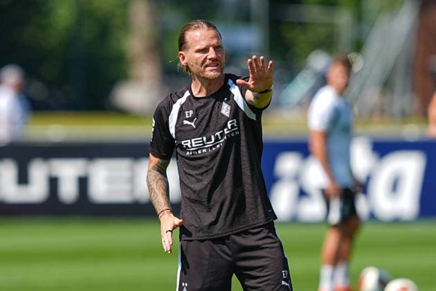 04.08.2026, xydrx, Fußball, Trainingslager, Borussia Mönchengladbach, Saison 2026 2027, Stadion am Birkenmoos: Eugen Polanski (Cheftrainer Borussia Moenchengladbach) gibt gestikulierend Anweisungen DFB regulations prohibit any use of photographs as image sequences and or quasi-video. *** August 4, 2026, xydrx, soccer, training camp, Borussia Mönchengladbach, 2026–2027 season, Birkenmoos Stadium: Eugen Polanski, head coach of Borussia Mönchengladbach, gives instructions while gesturing. DFB regulations prohibit any use of photographs as image sequences and or quasi-video. Copyright: HMBxMedia YannisxDreimann