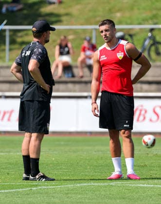 04.08.2026, Deutschland, Grassau, Fußball Bundesliga, Saison 2026 2027, Trainingslager VfB Stuttgart, v.l. VfB Trainer Sebastian Hoeneß, Ermedin Demirovic *** August 4, 2026, Germany, Grassau, Bundesliga, 2026–2027 season, VfB Stuttgart training camp, from left: VfB coach Sebastian Hoeneß, Ermedin Demirovic