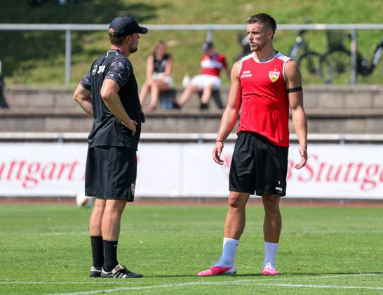 04.08.2026, Deutschland, Grassau, Fußball Bundesliga, Saison 2026 2027, Trainingslager VfB Stuttgart, v.l. VfB Trainer Sebastian Hoeneß, Ermedin Demirovic *** August 4, 2026, Germany, Grassau, Bundesliga, 2026–2027 season, VfB Stuttgart training camp, from left: VfB coach Sebastian Hoeneß, Ermedin Demirovic