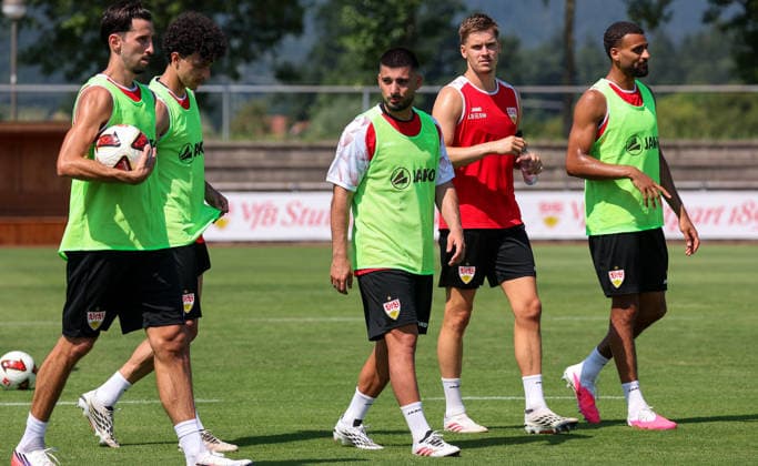 04.08.2026, Deutschland, Grassau, Fußball Bundesliga, Saison 2026 2027, Trainingslager VfB Stuttgart, v.l. Atakan Karazor, Ameen Al-Dakhil, Deniz Undav, Ramon Hendriks, Josha Vagnoman *** August 4, 2026, Germany, Grassau, Bundesliga, 2026–2027 season, VfB Stuttgart training camp, from left: Atakan Karazor, Ameen Al Dakhil, Deniz Undav, Ramon Hendriks, Josha Vagnoman