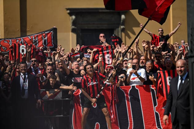 Funeral of former AC Milan footballer Franco Baresi in Milan, Italy MILAN, ITALY - AUGUST 4: Supporters wave scarfs ahead of the funeral of former AC Milan footballer Franco Baresi at the Basilica of Sant Ambrogio in Milan, Italy, on August 4, 2026. Baresi, regarded as one of the greatest defenders in football history and an icon of AC Milan, died at the age of 66. Piero Cruciatti Anadolu Milan Italy. Editorial use only. Please get in touch for any other usage.  Copyright: x2026xAnadoluxPieroxCruciattix