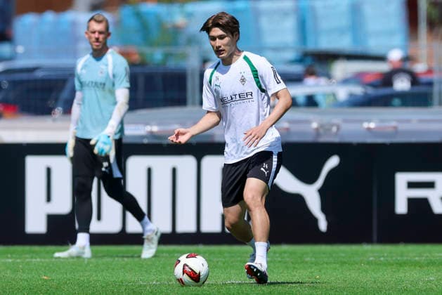 Daiki Hashioka (Borussia Moenchengladbach) kontrolliert den Ball waehrend des Trainingslagers von Borussia Moenchengladbach, Stadion Birkenmoos am 04. August 2026 in Rottach-Egern, Deutschland. (Foto von Marco Steinbrenner DeFodi Images) +++ Daiki Hashioka (Borussia Moenchengladbach) controls the ball during the Borussia Moenchengladbach Training camp at Stadion Birkenmoos on August 4, 2026 in Rottach-Egern, Germany. (Photo by Marco Steinbrenner DeFodi Images) (Photo by Marco Steinbrenner DeFodi Images) - *** Daiki Hashioka of Borussia Mönchengladbach controls the ball during Borussia Mönchengladbach s training camp, Birkenmoos Stadium on August 4, 2026, in Rottach Egern, Germany. Photo by Marco Steinbrenner, DeFodi Images. Daiki Hashioka of Borussia Mönchengladbach controls the ball during the Borussia Mönchengladbach training camp at Birkenmoos Stadium on August 4, 2026 in Rottach-Egern, Germany. Photo by Marco Steinbrenner, DeFodi Images. Photo by Marco Steinbrenner, DeFodi Images
