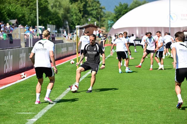 04.08.2026; Rottach-Egern; Fussball, Herren, Saison 2026 2027, Trainingslager Borussia Moenchengladbach Eugen Polanski (Trainer Gladbach, 2. v. li.) nimmt aktiv an einer Einheit teil DFL regulations prohibit any use of photographs as image sequences and or quasi-video. Stadion Am Birkenmoos Bayern Deutschland *** August 4, 2026, Rottach Egern Soccer, Men s, 2026–2027 season, Borussia Mönchengladbach training camp; Eugen Polanski, Gladbach coach (second from left), actively participates in a training session. DFL regulations prohibit any use of photographs as image sequences and or quasi-video. Am Birkenmoos Stadium, Bavaria, Germany