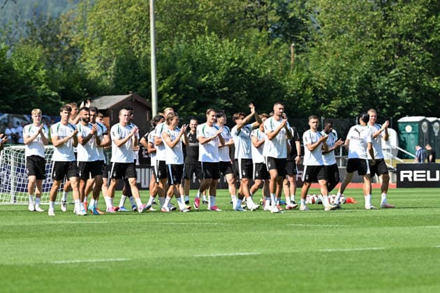 04.08.2026; Rottach-Egern; Fussball, Herren, Saison 2026 2027, Trainingslager Borussia Moenchengladbach Applaus von den Spielern fuer die Fans DFL regulations prohibit any use of photographs as image sequences and or quasi-video. Stadion Am Birkenmoos Bayern Deutschland *** August 4, 2026 Rottach Egern Soccer, Men s, 2026–2027 Season, Training Camp with Borussia Mönchengladbach Applause from the players for the fans DFL regulations prohibit any use of photographs as image sequences and or quasi-video Am Birkenmoos Stadium, Bavaria, Germany