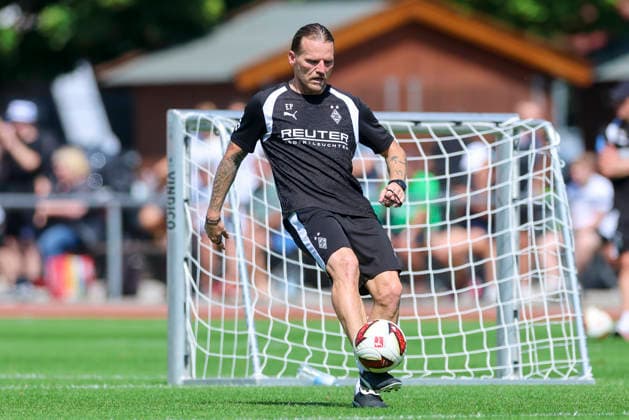 Trainer Eugen Polanski (Borussia Moenchengladbach) kontrolliert den Ball waehrend des Trainingslagers von Borussia Moenchengladbach, Stadion Birkenmoos am 04. August 2026 in Rottach-Egern, Deutschland. (Foto von Marco Steinbrenner DeFodi Images) +++ Trainer Eugen Polanski (Borussia Moenchengladbach) controls the ball during the Borussia Moenchengladbach Training camp at Stadion Birkenmoos on August 4, 2026 in Rottach-Egern, Germany. (Photo by Marco Steinbrenner DeFodi Images) (Photo by Marco Steinbrenner DeFodi Images) - *** Coach Eugen Polanski of Borussia Mönchengladbach controls the ball during Borussia Mönchengladbach s training camp, Birkenmoos Stadium on August 4, 2026, in Rottach Egern, Germany. Photo by Marco Steinbrenner, DeFodi Images. Coach Eugen Polanski of Borussia Mönchengladbach controls the ball during the Borussia Mönchengladbach training camp at Birkenmoos Stadium on August 4, 2026 in Rottach-Egern, Germany. Photo by Marco Steinbrenner, DeFodi Images. Photo by Marco Steinbrenner, DeFodi Images
