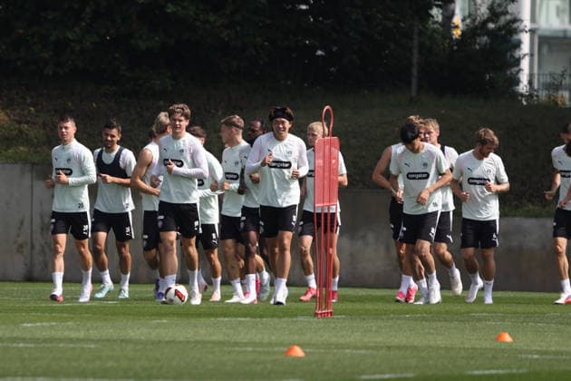 Fussball I Herren I Sasion 2026 2027 I 1 2.Bundesliga I FC St.Pauli I Training I 04.08.2026 Spieler des FC St. Pauli beim Training Hamburg Trainingsgelände Kollaustraße Hamburg Deutschland *** Soccer I Men s Team I 2026–2027 Season I 1st and 2nd Bundesliga I FC St. Pauli I Practice I August 4, 2026 FC St. Pauli players during practice in Hamburg at the Kollaustraße training facility, Hamburg, Germany Copyright: xLobeca RalfxHomburgx