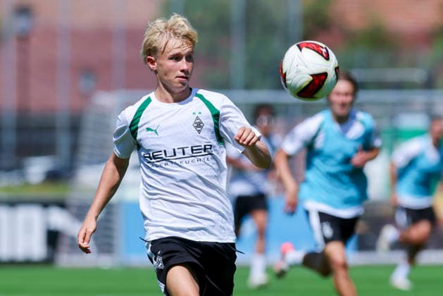 Fritz Fleck (Borussia Moenchengladbach) kontrolliert den Ball waehrend des Trainingslagers von Borussia Moenchengladbach, Stadion Birkenmoos am 04. August 2026 in Rottach-Egern, Deutschland. (Foto von Marco Steinbrenner DeFodi Images) +++ Fritz Fleck (Borussia Moenchengladbach) controls the ball during the Borussia Moenchengladbach Training camp at Stadion Birkenmoos on August 4, 2026 in Rottach-Egern, Germany. (Photo by Marco Steinbrenner DeFodi Images) (Photo by Marco Steinbrenner DeFodi Images) - *** Fritz Fleck of Borussia Mönchengladbach controls the ball during Borussia Mönchengladbach s training camp, Birkenmoos Stadium on August 4, 2026, in Rottach Egern, Germany. Photo by Marco Steinbrenner, DeFodi Images. Fritz Fleck of Borussia Mönchengladbach controls the ball during the Borussia Mönchengladbach training camp at Birkenmoos Stadium on August 4, 2026 in Rottach-Egern, Germany. Photo by Marco Steinbrenner, DeFodi Images. Photo by Marco Steinbrenner, DeFodi Images