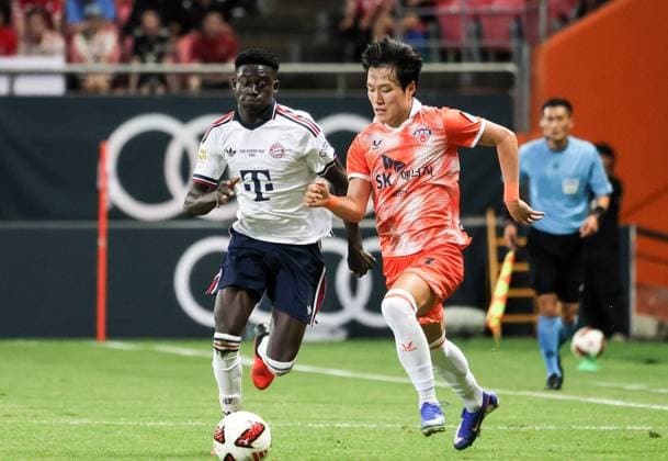 SKO, Bara Sapoko Mdiaye (FC Bayern Muenchen 39), Kim Jaewoo (Jeju 41), SK Jeju vs. FC Bayern Muenchen,Testspiel, Suedostasien-Reise, Saison 2026-27, 04.08.2026 *** SKO, Bara Sapoko Mdiaye, FC Bayern Munich 39, Kim Jaewoo, Jeju 41, SK Jeju vs. FC Bayern Munich, Friendly Match, Southeast Asia Tour, 2026–27 Season, August 4, 2026 Copyright: xEibner-Pressefotox EP_JNL