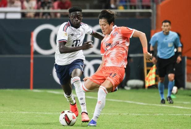 SKO, Bara Sapoko Mdiaye (FC Bayern Muenchen 39), Kim Jaewoo (Jeju 41), SK Jeju vs. FC Bayern Muenchen,Testspiel, Suedostasien-Reise, Saison 2026-27, 04.08.2026 *** SKO, Bara Sapoko Mdiaye, FC Bayern Munich 39, Kim Jaewoo, Jeju 41, SK Jeju vs. FC Bayern Munich, Friendly Match, Southeast Asia Tour, 2026–27 Season, August 4, 2026 Copyright: xEibner-Pressefotox EP_JNL