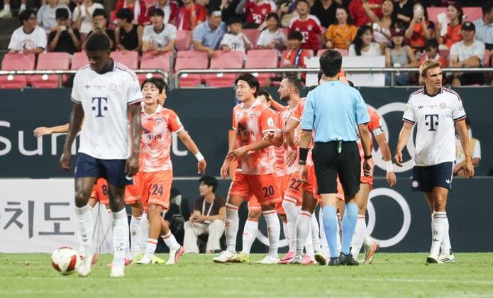 SKO, Jubel bei SK jeju, Tor zum 1:1 durch die Nummer 8 Lee Changmin, SK Jeju vs. FC Bayern Muenchen,Testspiel, Suedostasien-Reise, Saison 2026-27, 04.08.2026 *** SKO, Jubilation at SK Jeju, Goal to make it 1-1 by No. 8 Lee Changmin, SK Jeju vs. FC Bayern Munich, Friendly Match, Southeast Asia Tour, 2026-27 Season, April 8, 2026 Copyright: xEibner-Pressefotox EP_JNL