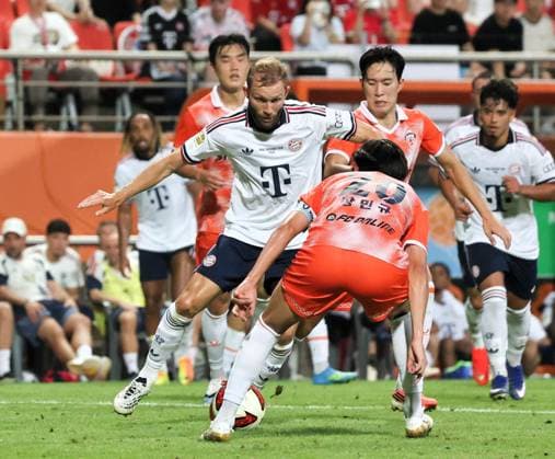 SKO, Konrad Laimer (Bayern Muenchen 27), Kym Ryunseong (Jeju 40), SK Jeju vs. FC Bayern Muenchen,Testspiel, Suedostasien-Reise, Saison 2026-27, 04.08.2026 *** SKO, Konrad Laimer Bayern Munich 27, Kym Ryunseong Jeju 40, SK Jeju vs. FC Bayern Munich, Friendly Match, Southeast Asia Tour, 2026–27 Season, August 4, 2026 Copyright: xEibner-Pressefotox EP_JNL