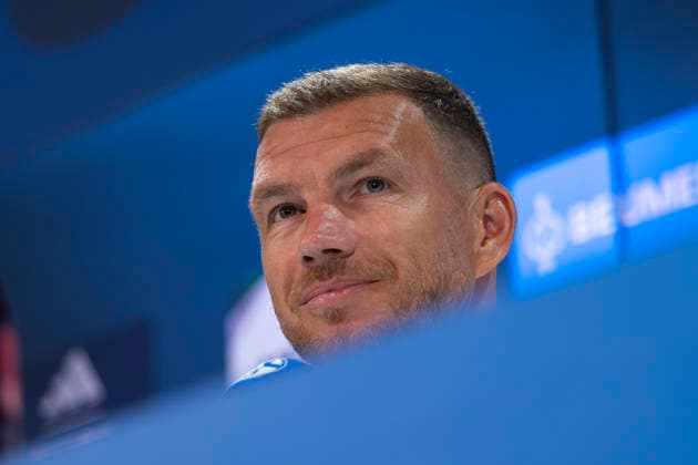 04.08.2026, Vorstellung von Edin Dzeko (FC Schalke 04). Gelsenkirchen Veltins Arena NRW Deutschland xRHR-FOTO DEx *** August 4, 2026, Edin Dzeko s debut with FC Schalke 04 in Gelsenkirchen at the Veltins Arena, North Rhine-Westphalia, Germany xRHR PHOTO DEx Copyright: DennisxEwert RHR-FOTOx RHR-FOTO DE