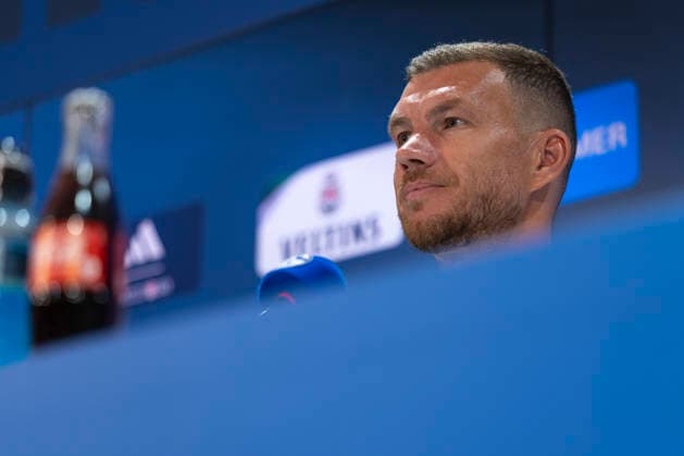 04.08.2026, Vorstellung von Edin Dzeko (FC Schalke 04). Gelsenkirchen Veltins Arena NRW Deutschland xRHR-FOTO DEx *** August 4, 2026, Edin Dzeko s debut with FC Schalke 04 in Gelsenkirchen at the Veltins Arena, North Rhine-Westphalia, Germany xRHR PHOTO DEx Copyright: DennisxEwert RHR-FOTOx RHR-FOTO DE