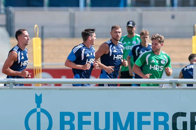 04.08.2026, Fussball, Training des FC Schalke 04. v. l. Nikola Katic (FC Schalke 04), Maximilian Wöber (FC Schalke 04), Edin Dzeko (FC Schalke 04) trainieren individuell unter der Leitung von Reha-Trainer Marc Thum (FC Schalke 04). Gelsenkirchen Trainingsgelände FC Schalke 04 NRW Deutschland xRHR-FOTO YYx *** August 4, 2026, Soccer, FC Schalke 04 training session featuring Nikola Katic of FC Schalke 04, Maximilian Wöber, FC Schalke 04; Edin Dzeko, FC Schalke 04, are training individually under the guidance of rehabilitation coach Marc Thum at the FC Schalke 04 training facility in Gelsenkirchen, North Rhine-Westphalia, Germany. xRHR PHOTO YYx Copyright: RHR-FOTOx RHR-FOTO YY