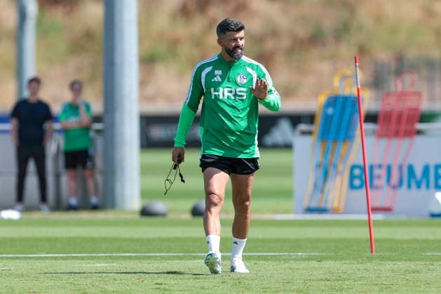 04.08.2026, Fussball, Training des FC Schalke 04. Trainer Miron Muslic (FC Schalke 04). Gelsenkirchen Trainingsgelände FC Schalke 04 NRW Deutschland xRHR-FOTO YYx *** August 4, 2026, Soccer, FC Schalke 04 practice, Coach Miron Muslic, FC Schalke 04, Gelsenkirchen, FC Schalke 04 training facility, North Rhine-Westphalia, Germany, xRHR, PHOTO YYx Copyright: RHR-FOTOx RHR-FOTO YY