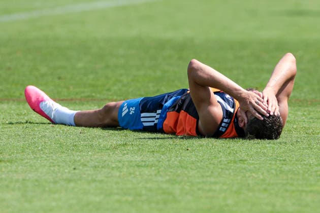 04.08.2026, Fussball, Training des FC Schalke 04. Adil Aouchiche (FC Schalke 04) liegt auf dem Rasen und ärgert sich. Gelsenkirchen Trainingsgelände FC Schalke 04 NRW Deutschland xRHR-FOTO YYx *** August 4, 2026, Soccer, FC Schalke 04 practice: Adil Aouchiche lies on the field, looking frustrated. Gelsenkirchen, FC Schalke 04 training facility, North Rhine-Westphalia, Germany xRHR PHOTO YYx Copyright: RHR-FOTOx RHR-FOTO YY