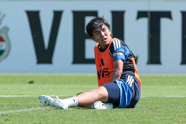 04.08.2026, Fussball, Training des FC Schalke 04. Satoshi Tanaka (FC Schalke 04) sitzt erschöpft auf dem Rasen. Gelsenkirchen Trainingsgelände FC Schalke 04 NRW Deutschland xRHR-FOTO YYx *** August 4, 2026, Soccer, FC Schalke 04 training session: Satoshi Tanaka sits exhausted on the field at the FC Schalke 04 training facility in Gelsenkirchen, North Rhine-Westphalia, Germany xRHR PHOTO YYx Copyright: RHR-FOTOx RHR-FOTO YY