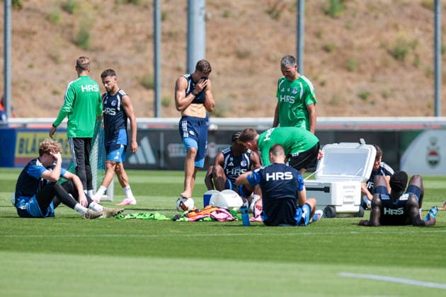 04.08.2026, Fussball, Training des FC Schalke 04. Die Spieler des S04 ruhen sich nach der Einheit aus. Gelsenkirchen Trainingsgelände FC Schalke 04 NRW Deutschland xRHR-FOTO YYx *** August 4, 2026, Soccer, FC Schalke 04 practice. The S04 players are resting after the session. Gelsenkirchen, FC Schalke 04 training facility, North Rhine-Westphalia, Germany xRHR PHOTO YYx Copyright: RHR-FOTOx RHR-FOTO YY