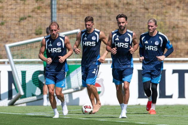 04.08.2026, Fussball, Training des FC Schalke 04. v. l. Timo Becker (FC Schalke 04), Janik Bachmann (FC Schalke 04), Kenan Karaman (FC Schalke 04), Torwart Loris Karius (FC Schalke 04). Gelsenkirchen Trainingsgelände FC Schalke 04 NRW Deutschland xRHR-FOTO YYx *** August 4, 2026, Soccer, FC Schalke 04 training session, photo by Timo Becker, FC Schalke 04, Janik Bachmann, FC Schalke 04; Kenan Karaman, FC Schalke 04; Goalkeeper Loris Karius, FC Schalke 04; Gelsenkirchen; FC Schalke 04 Training Facility; North Rhine-Westphalia, Germany; xRHR; PHOTO YYx Copyright: RHR-FOTOx RHR-FOTO YY