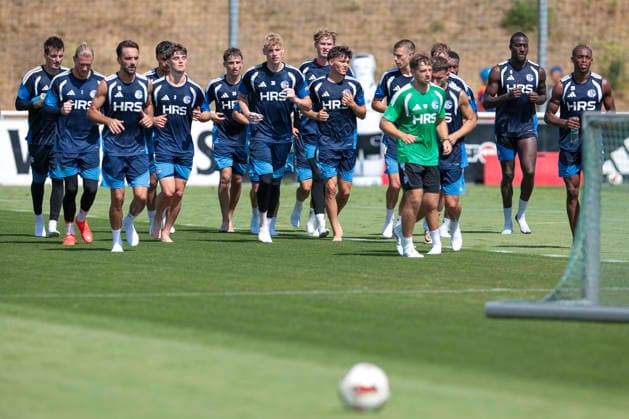 04.08.2026, Fussball, Training des FC Schalke 04. v. l. Torwart Kevin Müller (FC Schalke 04), Torwart Loris Karius (FC Schalke 04), Kenan Karaman (FC Schalke 04), Dylan Leonard (FC Schalke 04), Vitalie Becker (FC Schalke 04), Torwart Johannes Siebeking (FC Schalke 04), Torwart Luca Alexander Happe FC Schalke 04 U23), Louis Tober (FC Schalke 04 U23), Magnus Rösner (FC Schalke 04 U23), Bryan Lasme (FC Schalke 04), Junior Adamu (FC Schalke 04). Gelsenkirchen Trainingsgelände FC Schalke 04 NRW Deutschland xRHR-FOTO YYx *** August 4, 2026, Soccer, FC Schalke 04 Training: (from left) Goalkeeper Kevin Müller (FC Schalke 04), Goalkeeper Loris Karius (FC Schalke 04), Kenan Karaman (FC Schalke 04), Dylan Leonard of FC Schalke 04, Vitalie Becker of FC Schalke 04, goalkeeper Johannes Siebeking of FC Schalke 04, goalkeeper Luca Alexander Happe of FC Schalke 04 U23, Louis Tober, FC Schalke 04 U23; Magnus Rösner, FC Schalke 04 U23; Bryan Lasme, FC Schalke 04; Junior Adamu, FC Schalke 04; Gelsenkirchen, FC Schalke 04 training facility, North Rhine-Westphalia, Germany; xRHR PHOTO YYx Copyright: RHR-FOTOx RHR-FOTO YY
