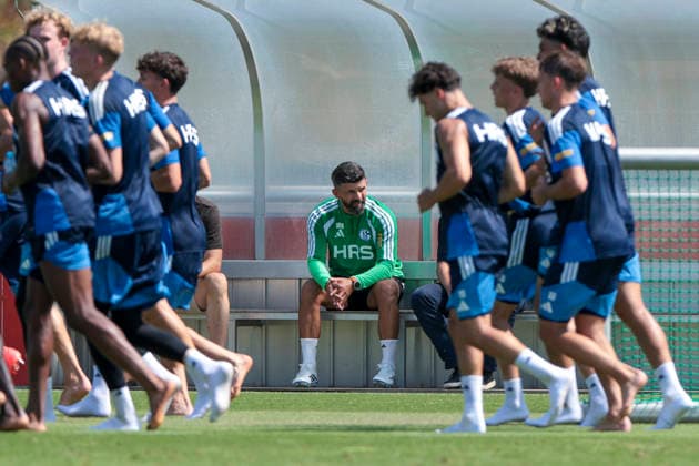 04.08.2026, Fussball, Training des FC Schalke 04. Trainer Miron Muslic (FC Schalke 04) sitzt auf der Bank. Gelsenkirchen Trainingsgelände FC Schalke 04 NRW Deutschland xRHR-FOTO YYx *** August 4, 2026, Soccer, FC Schalke 04 practice; Coach Miron Muslic of FC Schalke 04 sits on the bench at the FC Schalke 04 training facility in Gelsenkirchen, North Rhine-Westphalia, Germany xRHR PHOTO YYx Copyright: RHR-FOTOx RHR-FOTO YY