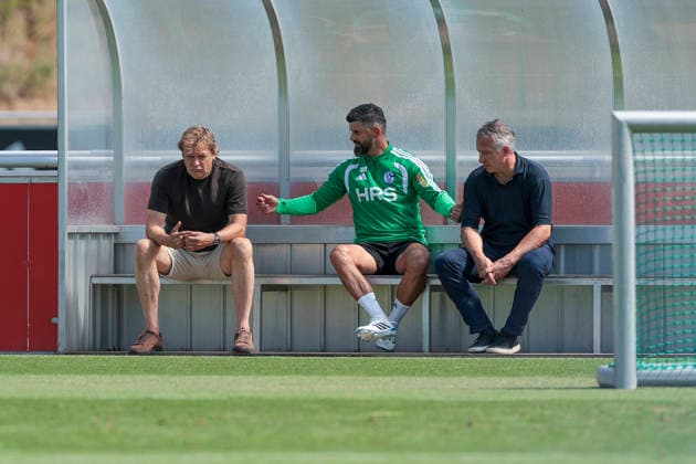 04.08.2026, Fussball, Training des FC Schalke 04. v. l. Direktor Profifussball Youri Mulder (FC Schalke 04), Trainer Miron Muslic (FC Schalke 04), Sportvorstand Frank Baumann (FC Schalke 04) unterhalten sich. Gelsenkirchen Trainingsgelände FC Schalke 04 NRW Deutschland xRHR-FOTO YYx *** August 4, 2026, Soccer, FC Schalke 04 training session: from left, Director of Professional Soccer Youri Mulder (FC Schalke 04), Coach Miron Muslic (FC Schalke 04), Sports Director Frank Baumann of FC Schalke 04 are talking at the FC Schalke 04 training facility in Gelsenkirchen, North Rhine-Westphalia, Germany xRHR PHOTO YYx Copyright: RHR-FOTOx RHR-FOTO YY