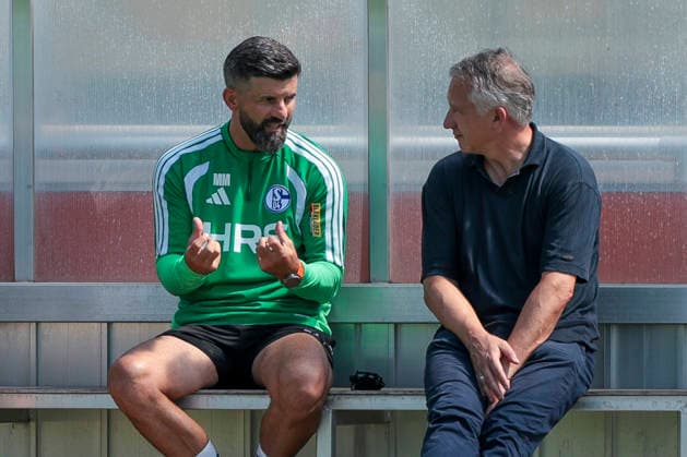 04.08.2026, Fussball, Training des FC Schalke 04. v. l. Trainer Miron Muslic (FC Schalke 04), Sportvorstand Frank Baumann (FC Schalke 04) unterhalten sich. Gelsenkirchen Trainingsgelände FC Schalke 04 NRW Deutschland xRHR-FOTO YYx *** August 4, 2026, Soccer, FC Schalke 04 training session: Coach Miron Muslic of FC Schalke 04 and sporting director Frank Baumann of FC Schalke 04 are talking at the FC Schalke 04 training facility in Gelsenkirchen, North Rhine-Westphalia, Germany xRHR PHOTO YYx Copyright: RHR-FOTOx RHR-FOTO YY