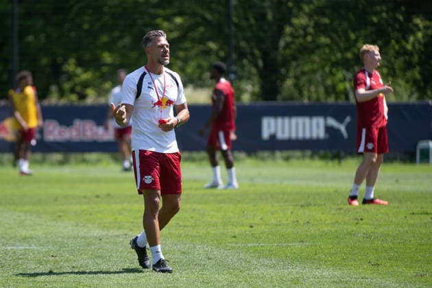 Martin Demichelis (RB Leipzig, Trainer) erklaert die Uebung, RB Leipzig, Fussball, Trainingslager Austria, Saison Vorbereitung, Saison 2026 2027, GER, 04.08.2026, Eibner-Pressefoto Andreas Ulmer RB Leipzig, Fussball, Trainingslager Austria, Saison Vorbereitung, Saison 2026 2027, GER, 04.08.2026, *** Martin Demichelis, RB Leipzig coach, explains the drill; RB Leipzig, soccer, training camp in Austria, preseason, 2026–2027 season, GER, August 4, 2026, Eibner Press Photo: Andreas Ulmer, RB Leipzig, soccer, training camp in Austria, preseason, 2026–2027 season, GER, August 4, 2026, Copyright: xEibner-Pressefoto AndreasxUlmerx EP_AUR