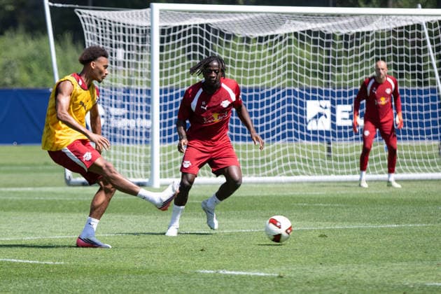 Johan Bakayoko (RB Leipzig, 11) mal in der Defensive, mit Tidiam Gomis (RB Leipzig, 27), RB Leipzig, Fussball, Trainingslager Austria, Saison Vorbereitung, Saison 2026 2027, GER, 04.08.2026, Eibner-Pressefoto Andreas Ulmer RB Leipzig, Fussball, Trainingslager Austria, Saison Vorbereitung, Saison 2026 2027, GER, 04.08.2026, *** Johan Bakayoko, RB Leipzig, 11 times in defense, with Tidiam Gomis, RB Leipzig, 27, RB Leipzig, soccer, training camp in Austria, preseason, 2026–2027 season, GER, August 4, 2026, Eibner Press Photo: Andreas Ulmer, RB Leipzig, soccer, training camp in Austria, preseason, 2026–2027 season, GER, August 4, 2026, Copyright: xEibner-Pressefoto AndreasxUlmerx EP_AUR