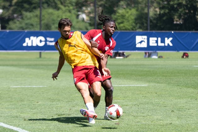 Johan Bakayoko (RB Leipzig, 11), rechts, gegen Max Finkgrafe (RB Leipzig, 35), RB Leipzig, Fussball, Trainingslager Austria, Saison Vorbereitung, Saison 2026 2027, GER, 04.08.2026, Eibner-Pressefoto Andreas Ulmer RB Leipzig, Fussball, Trainingslager Austria, Saison Vorbereitung, Saison 2026 2027, GER, 04.08.2026, *** Johan Bakayoko (RB Leipzig, 11), on the right, against Max Finkgrafe (RB Leipzig, 35), RB Leipzig, soccer, training camp in Austria, preseason, 2026–2027 season, GER, August 4, 2026, Eibner Press Photo: Andreas Ulmer, RB Leipzig, soccer, training camp in Austria, preseason, 2026–2027 season, GER, August 4, 2026, Copyright: xEibner-Pressefoto AndreasxUlmerx EP_AUR